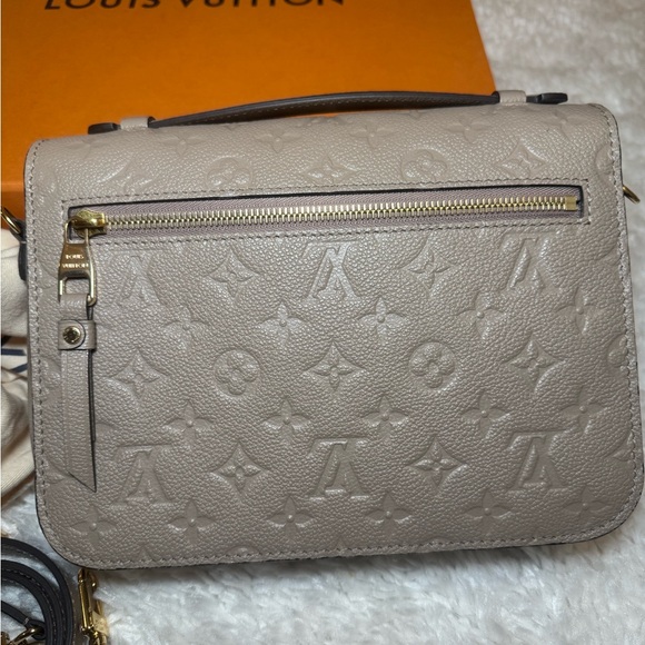 Louis Vuitton Pochette Metis in Turtledove - Picture 2 of 5